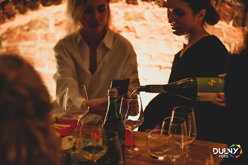 Jak prawidłowo degustować wino – 5 kroków dla początkujących